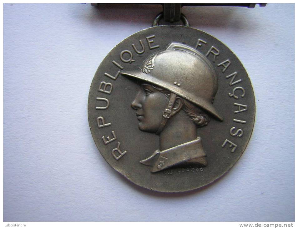 MEDAILLE POMPIER ( 20ANS ??  ) REPUBLIQUE FRANCAISE SIGNEE  L . BAZOR  HOMMAGE AU DEVOUEMENT 1935 BON ETAT - Firemen