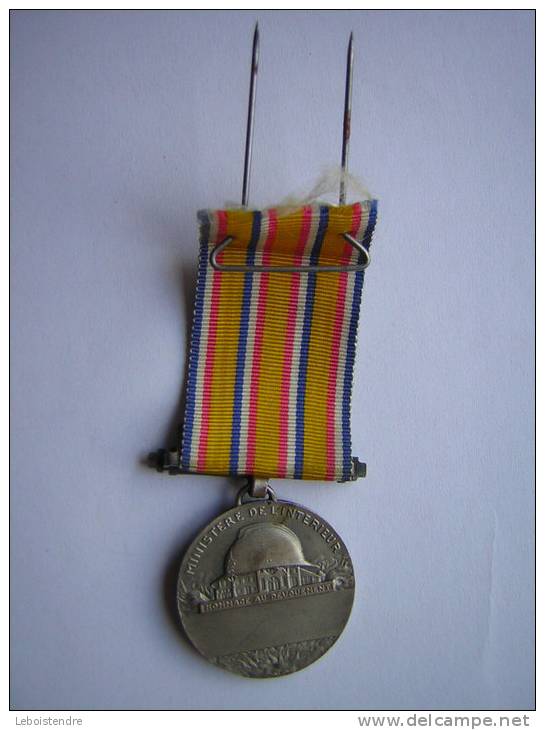 MEDAILLE POMPIER ( 20ANS ??  ) REPUBLIQUE FRANCAISE SIGNEE  L . BAZOR  HOMMAGE AU DEVOUEMENT 1935 BON ETAT - Firemen