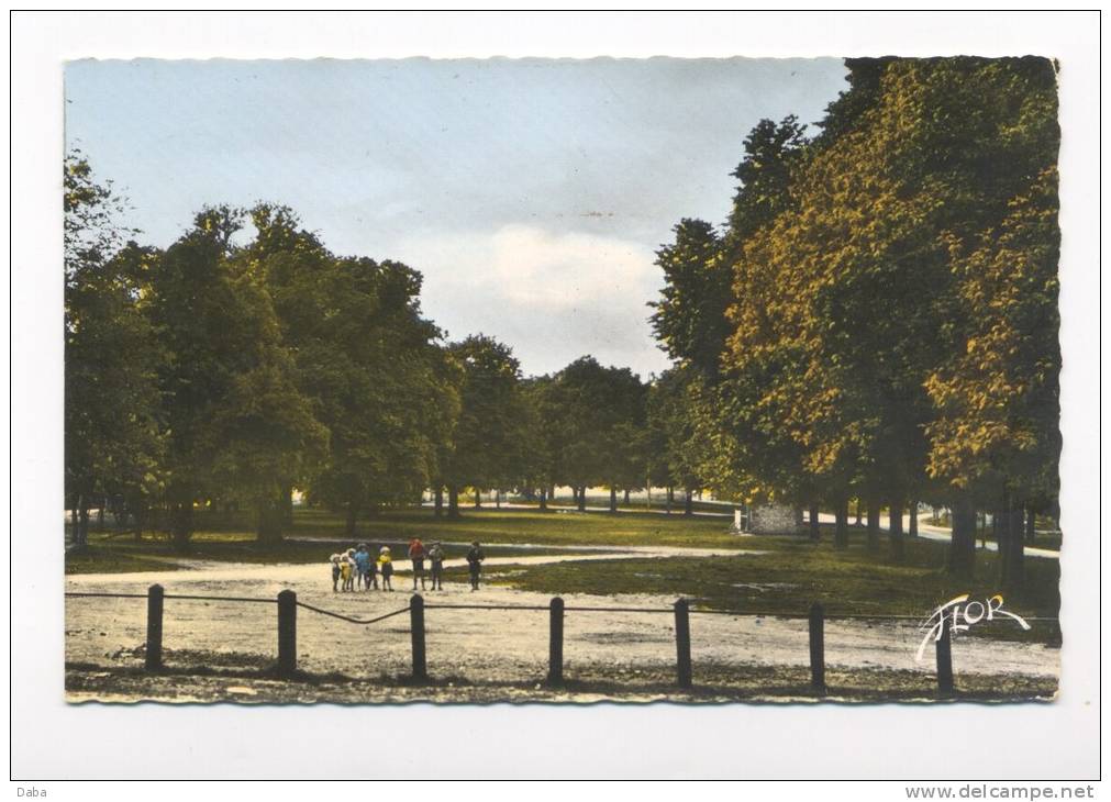 Brioux-sur-Boutonne. La Grande Place. - Brioux Sur Boutonne