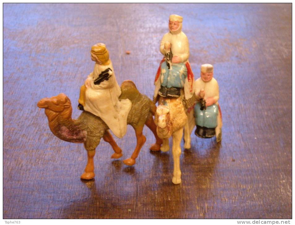 Lot 2 Chameaux Et 3 Bedouins Plastique Dur Vers 1960 Hauteur 5,5 Sans Le Chameau - Autres & Non Classés