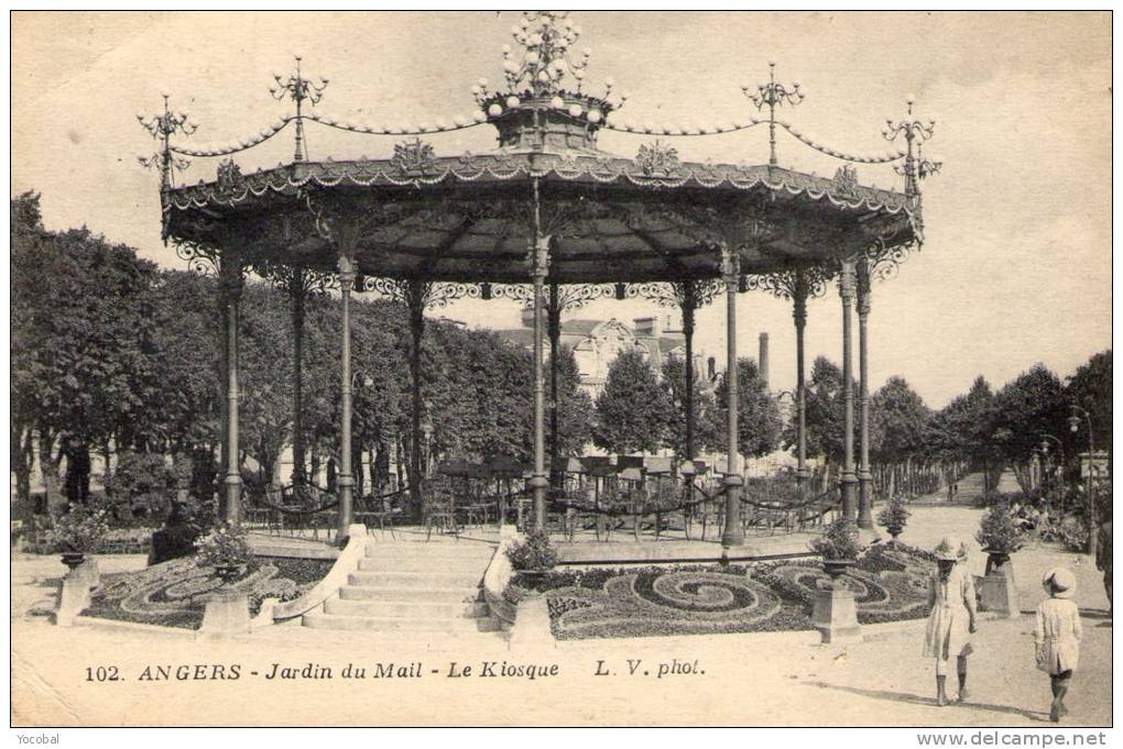 Cp , 49 , ANGERS , Jardin Du Mail , Le Kiosque , Voyagée 1925 , Trés Animée - Angers