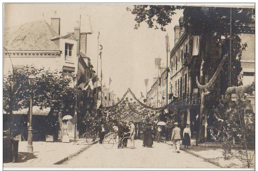 CPA PHOTO 45 BRIARE Jour De Fête Comice Agricole De 1910 La Grande Rue Pavoisée Animation Rare - Briare