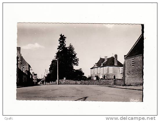 Brulon - La Place Gauthier-Chevreuil Et Le Presbytère - Brulon