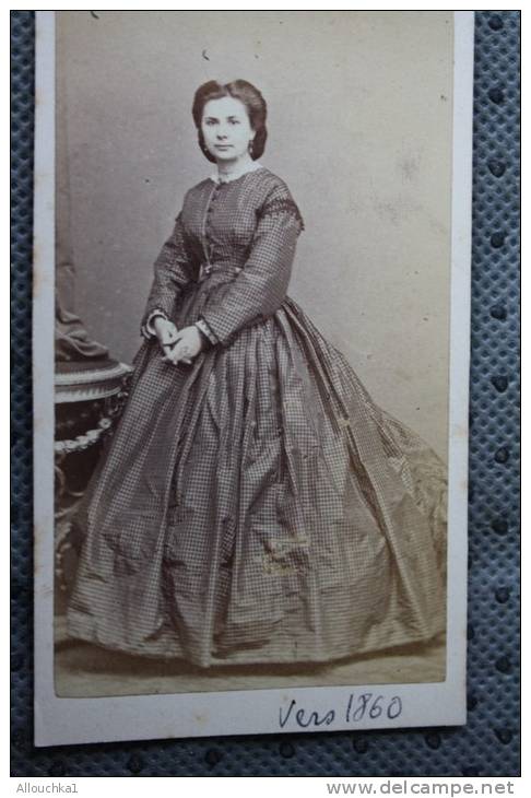 Photo  Mode Féminine 1860 Femme Av Robe à Crinoline—falbala(volant) Photographie Originale Eugène De Paris Pl Du Théâtre - Ancianas (antes De 1900)