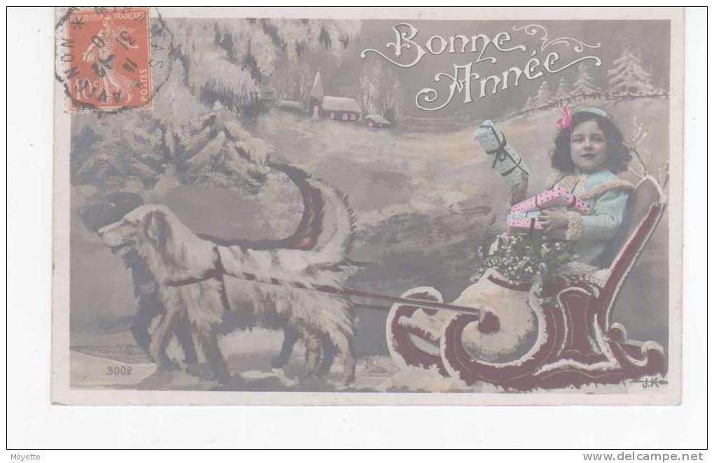 CPA-FANTAISIE-1911-BONNE ANNEE-ENFANTS-1 PETITE FILLE DANS UN TRAINEAU TIRE PAR 2 CHIENS-CHIENS ET TRAINEAU DESSINES - Nouvel An