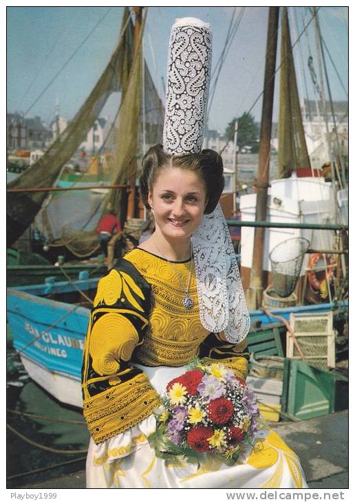 FOLKLORE - BRETAGNE-Reine De Cornouaille Et Des Brodeuses En Riche Costume Bigouden- Cpm- Pas écrite- - Costumes