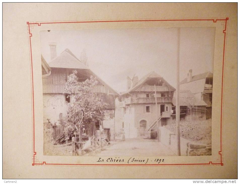 GRANDE PHOTOGRAPHIE CARTONNE 1892 : LA CHIESA INTERIEUR DU VILLAGE SUISSE - Lieux