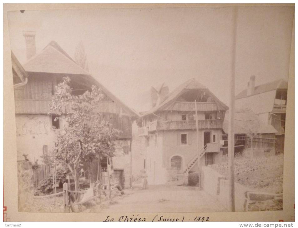 GRANDE PHOTOGRAPHIE CARTONNE 1892 : LA CHIESA INTERIEUR DU VILLAGE SUISSE - Lieux