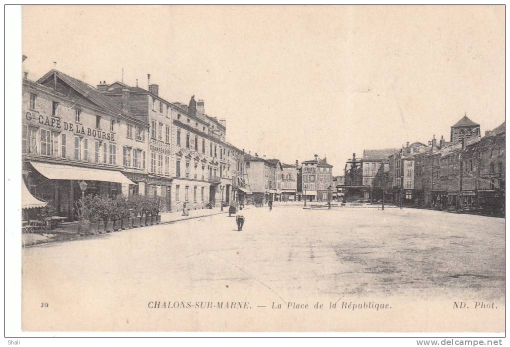 CPA CHALONS SUR MARNE LA PLACE DE LA REPUBLIQUE - Châlons-sur-Marne