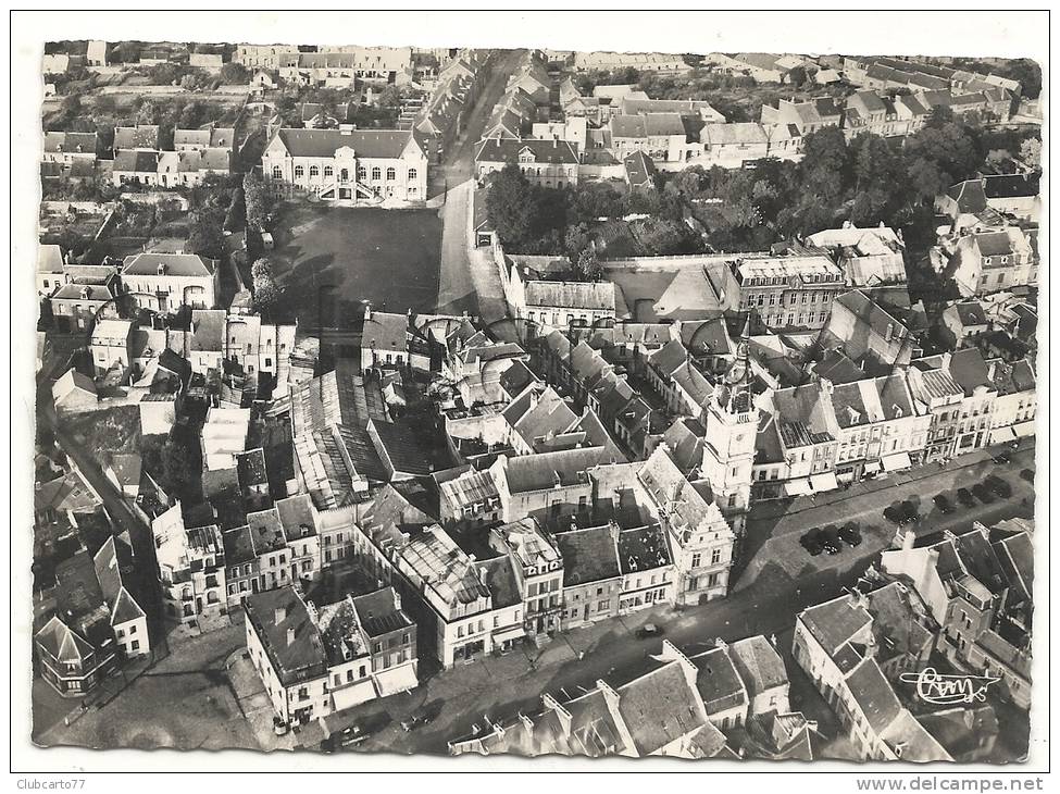 Le Cateau (59) :  Vue Aérienne Générale Au Niveau De La Place Du Beffroi En 1950 (animée). - Le Cateau