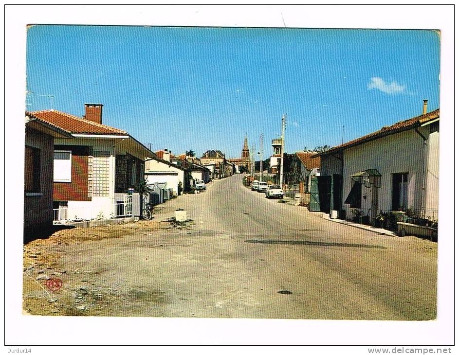 LAFRANÇAISE  ( Tarn Et Garonne )  Un Coin De La Ville Et L'Église - Lafrancaise