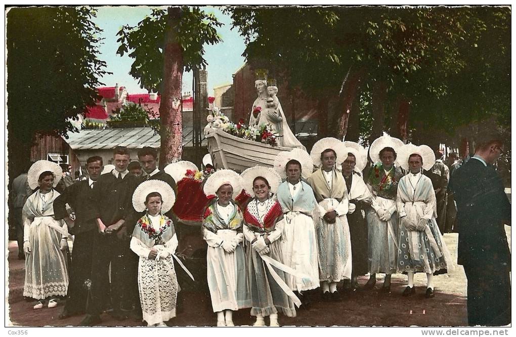 CPA 62 BOULOGNE SUR MER Notre Dame De Boulogne Un Jour De Procession Entourée De Marins Et Matelotes ( En Costume Région - Boulogne Sur Mer