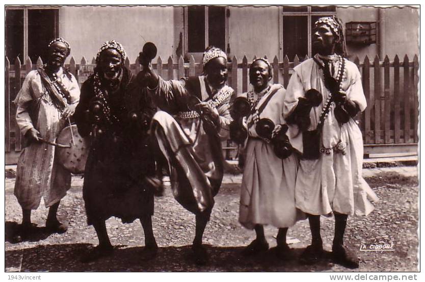 C 7945 - MUSICIENS Et DANSEURS SOUDANAIS -   Belle CPA - - Musique Et Musiciens