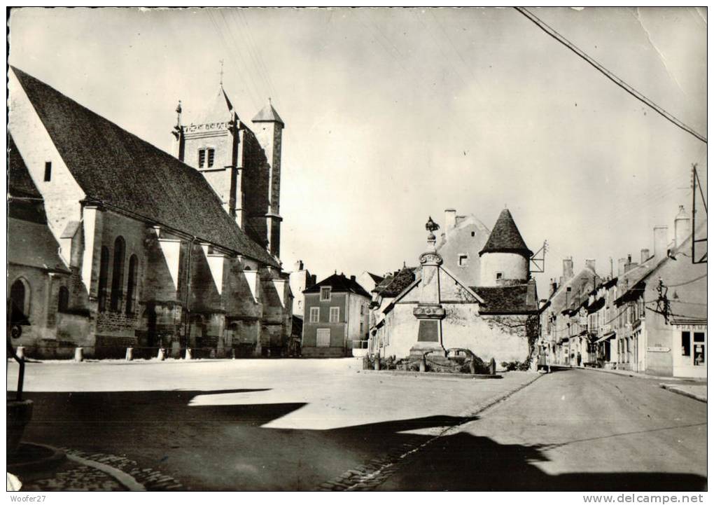 CPSM   TANNAY       Un Coin Du Village  Avec L'église , La Place De L'église Avec Sa Pharmacie Et Ses Autres Commerces - Tannay