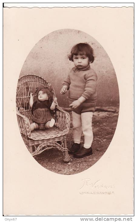 Carte Postale Photo - Fillette Avec Sa POUPEE - JEUX - JOUET - Phtographe R.VIGNAULT Lons-le-Saunier - Jeux Et Jouets