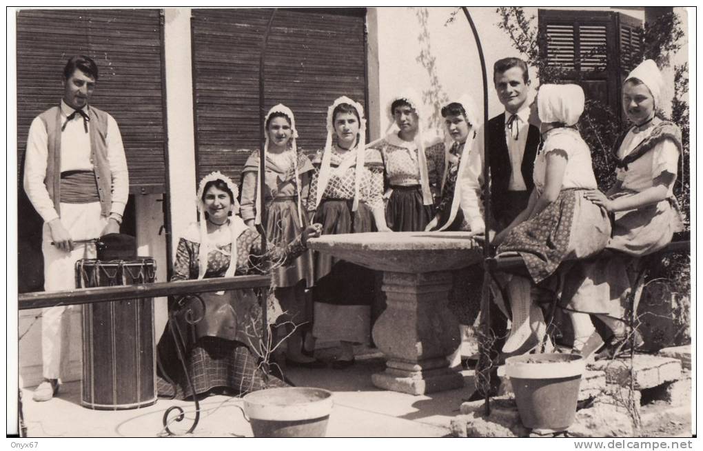 Carte Postale Photo De LAMBESC Groupe Folklorique "Lou Galoubet" - Costume - Tambourin - VOIR 2 SCANS - Lambesc