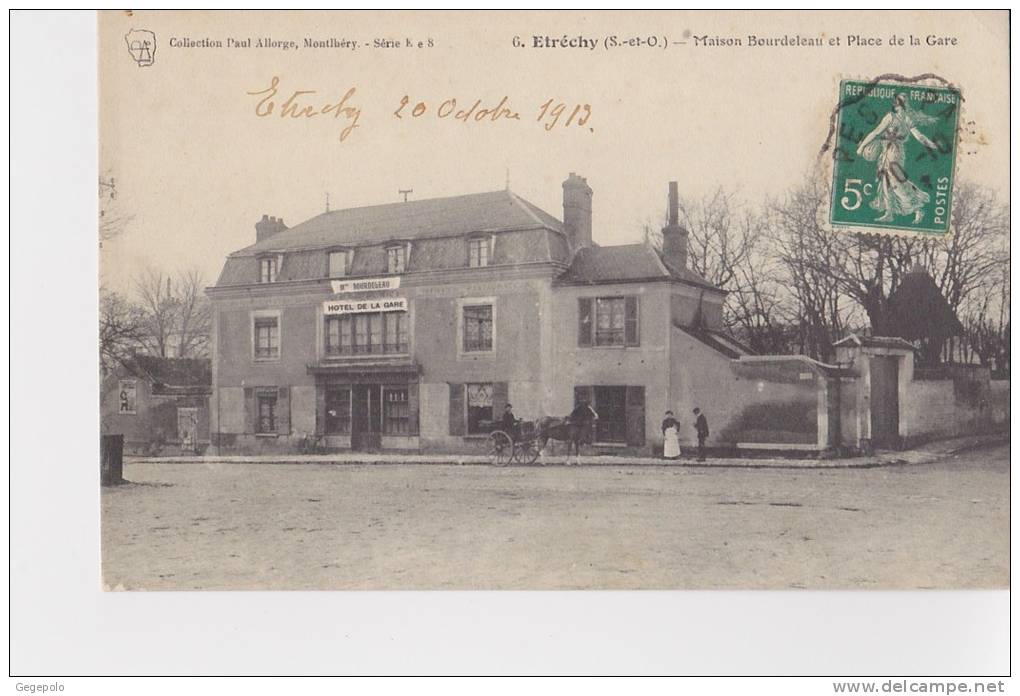 ETRECHY - Maison Bourdeleau Et Place De La Gare - Etrechy