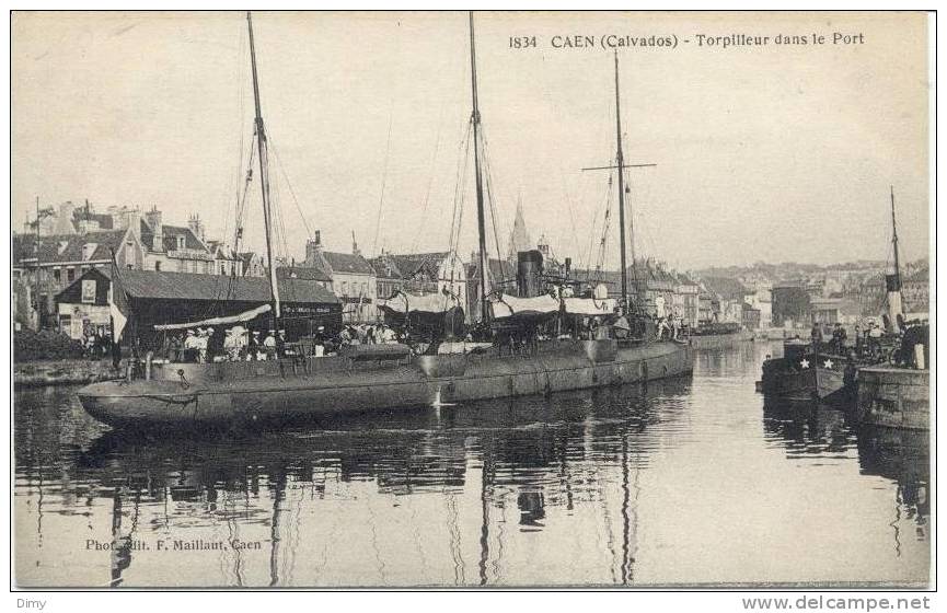 Cpa Caen 14 Calvados Dans Le Port Torpilleur Sous Marin Militaire Guerre - Caen