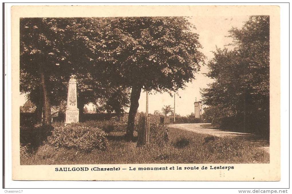 16 - SAULGOND  -  Le Monument Et La Route De Lesterps - Monumentos A Los Caídos