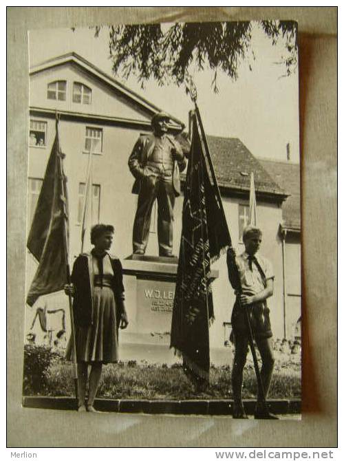 Eisleben     Ehrenwache Vor Dem Lenin Denkmal    D86398 - Eisleben