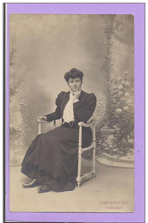 Carte Photo  -  Jeune Femme Assise - Studio Photo Georges à Orléans - Photos