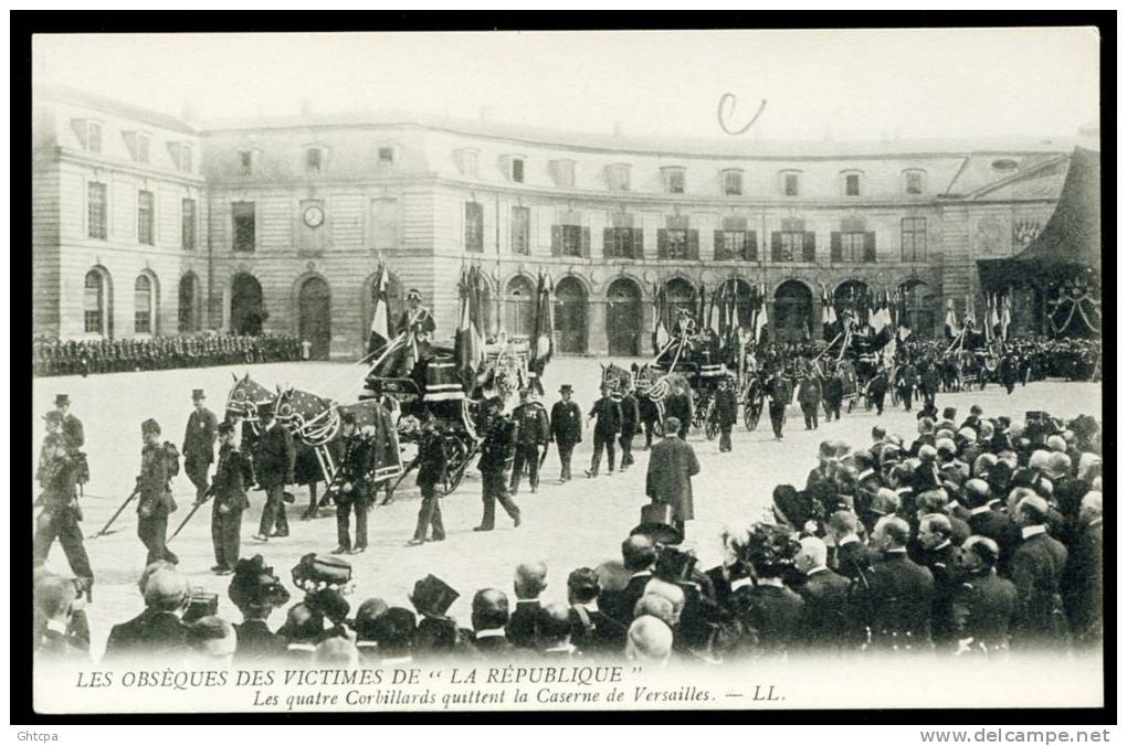 CPA. LES OBSEQUES DES VICTIMES DE  "LA RÉPUBLIQUE ". Les Quatre Corbillards Quittent La Caserne De Versailles. - Beerdigungen