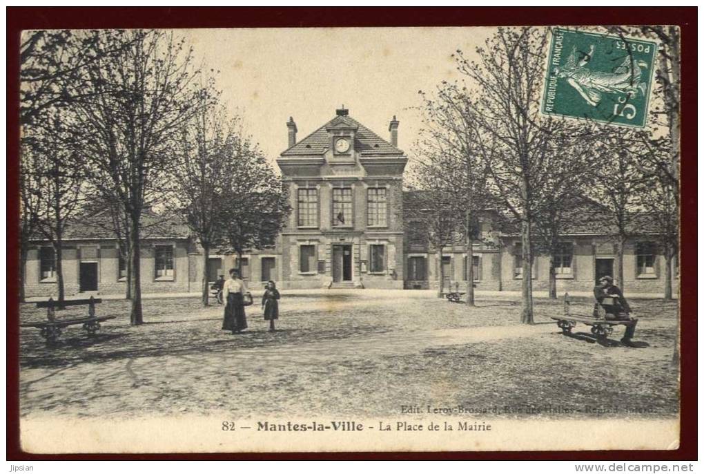 Cpa  Du  78  Mantes La Ville   La Place De La Mairie      BHU23 - Mantes La Ville