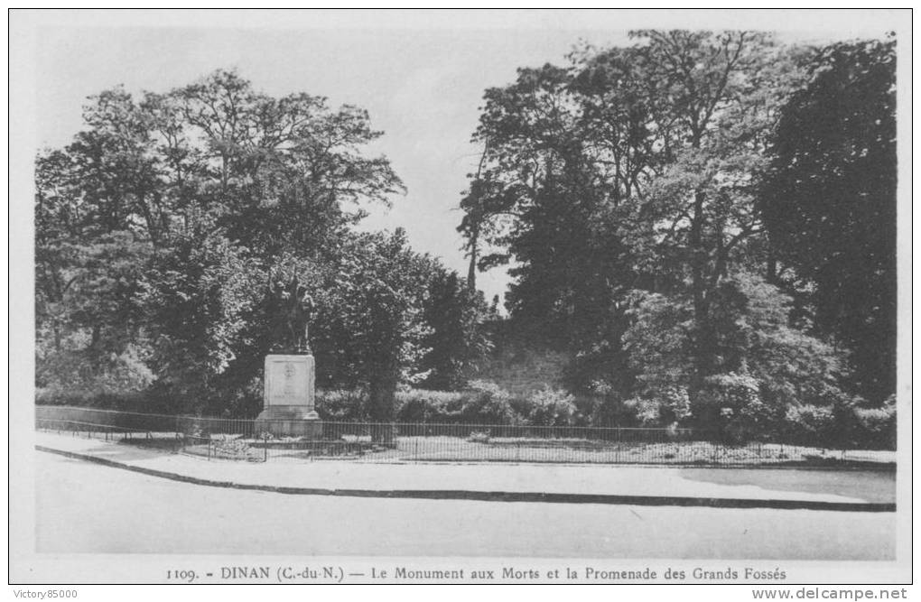 DINAN. CPSM. LE MONUMENT AUX MORTS ET LA PROMENADE.xxxxx - Dinan