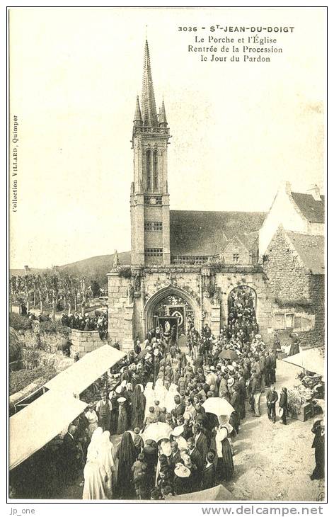 CPA  29 - SAINT-JEAN DU DOIGT       Le Porche Et L´Eglise - Rentrée De La Procession Le Jour Du Pardon      (TBE) - Saint-Jean-du-Doigt