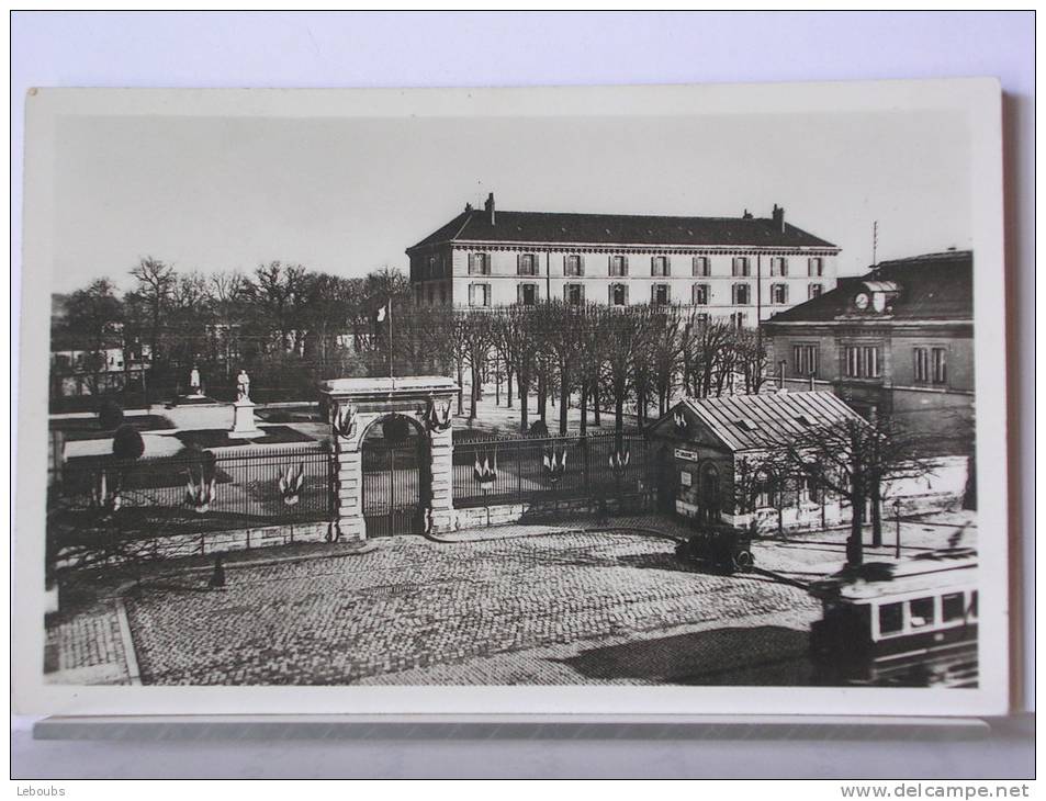 ECOLE NATIONALE VETERINAIRE D´ALFORT (94) - LA COUR D´HONNEUR - Maisons Alfort