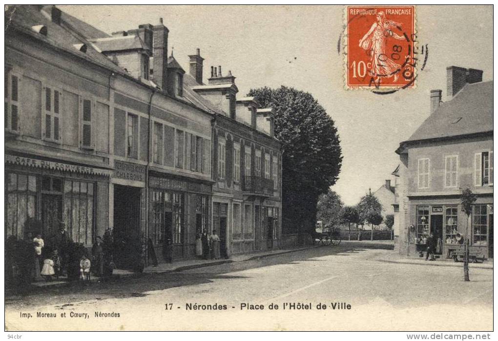 CPA (18)  NERONDES  Place  De L Hotel De Ville  (defaut Pliure) - Nérondes