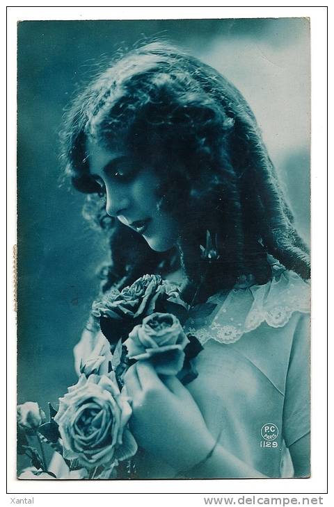 Portrait Très Belle Jeune Fille Timide Au Bouquet De Roses - Ecrite & Timbrée 1928 - Femmes