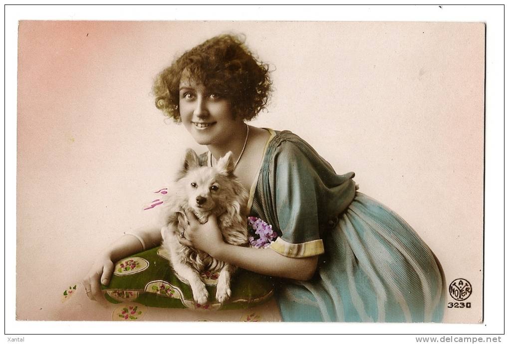 Portrait Jeune Femme Souriante & Chien Loulou Pomeranie - Carte Colorisée Art Nouveau - Ecrite En 1921 - Chiens