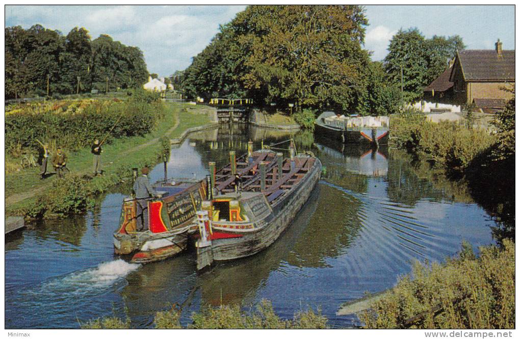 Britain's Inland Waterways - A Pair Of Narrow Boats On The Grand Union Canal Near King's Langley, Animé - Herefordshire