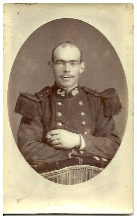 Photographie Originale. Portrait D'un Soldat Avec Cigarette. Uniforme. Format Cdv. - Guerre, Militaire