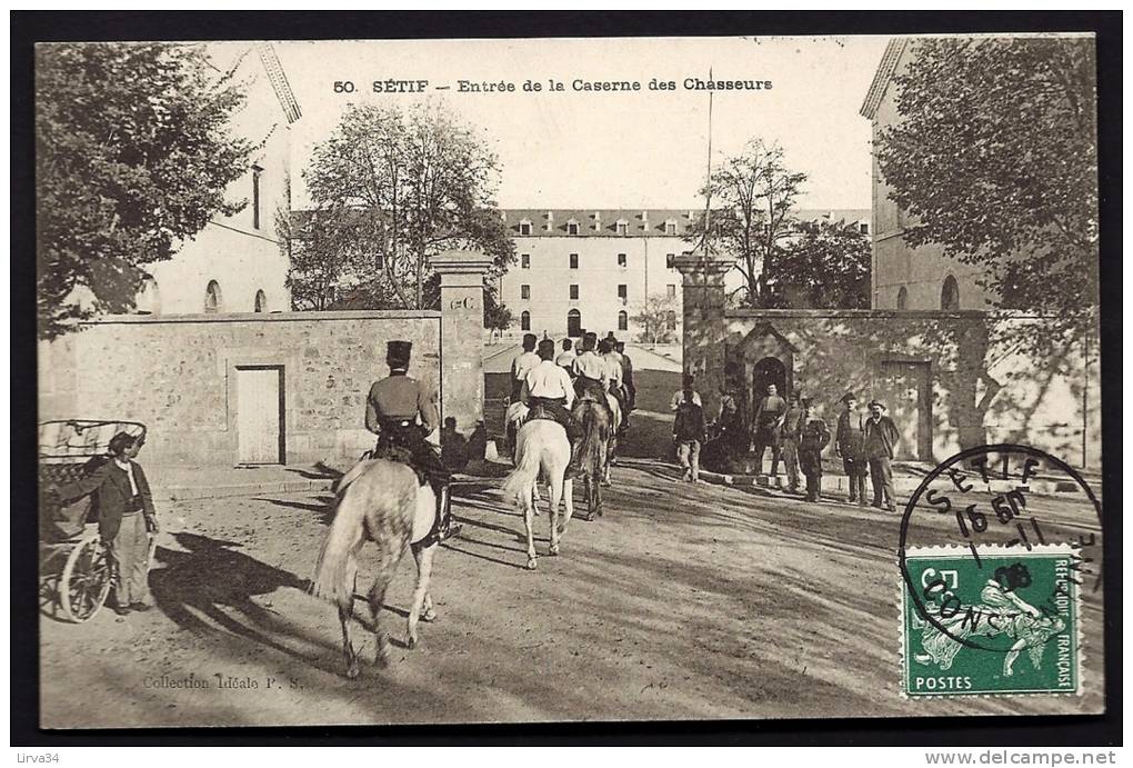 CPA  ANCIENNE- AFRIQUE DU NORD- ALGÉRIE- SÉTIF- ENTRÉE DE LA CASERNE DES CHASEURS- TRES BELLE ANIMATION - Sétif