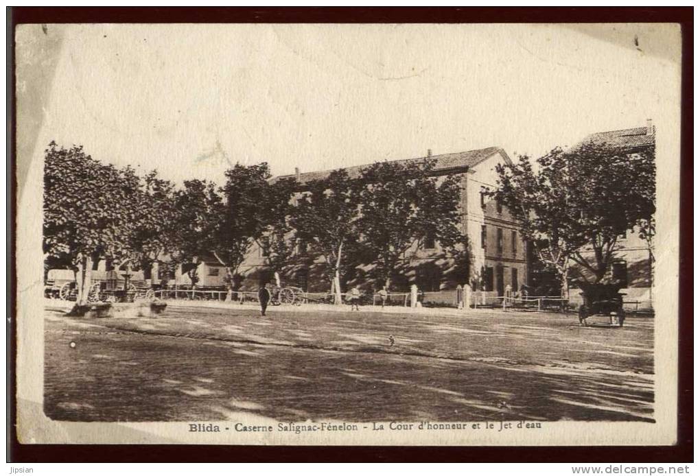 Cpa D'  Algérie Blida  Caserne Salignac Fénelon -- La Cour D' Honneur Et Le Jet D' Eau      BHU29 - Blida