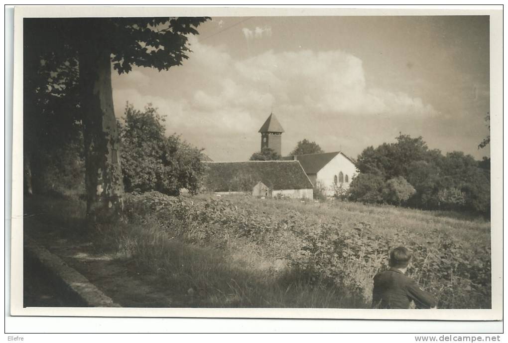 Saint Maurice Sur Aveyron CPA Carte Photo, L'église, Enfant Assis Au 1er Plan - Other & Unclassified