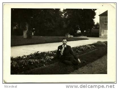 Ancienne Photo Amateur 6x9 N&B (2 Tirages) Togny Jeune Homme Parc De La Mairie CHELLES 77500 Seine Et Marne 1940 WWII - Anonyme Personen