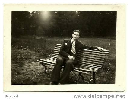 Ancienne Photo Amateur 6x9 N&B (2 Tirages) Togny Jeune Homme Parc De La Mairie CHELLES 77500 Seine Et Marne 1940 WWII - Personnes Anonymes