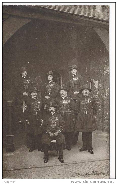 5776 - Tower Of London Group Of Yeomen Warders Undress Uniform - Tower Of London