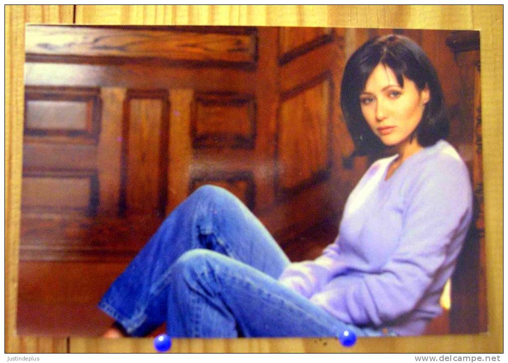 LES JOLIES PIN UP DE LA SERIE CHARMED IMAGE PANINI N° 6 - Charmed