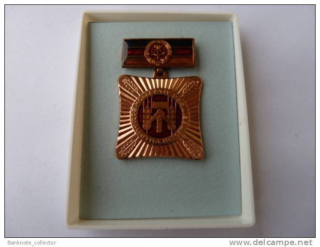 Medal, Orden, " SOZIALISTISCH ARBEITEN LERNEN UND LEBEN ", DDR ! - GDR
