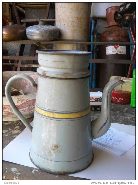 Ancien Cafetière émaillée Bleue Et Jaune 240 Mm De Haut - Other & Unclassified