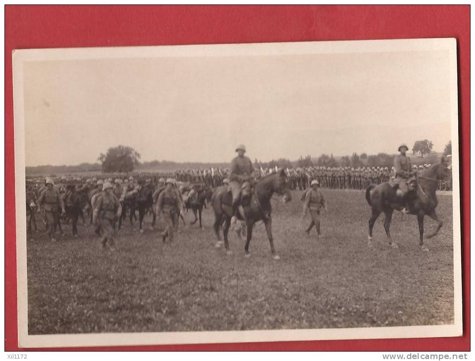 C0330 Vuarrens 1921 : Vue Rapprochée Défilé De La 1ère Division à Cheval,cavalerie,militair E. Non Circ. Perrochet-M. - Vuarrens