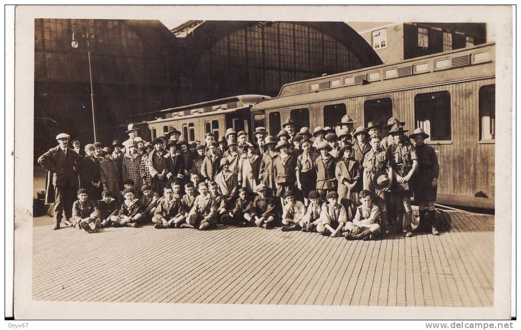 Carte Postale Photo COPENHAGUE (Danemark) GARE + TRAIN -Chemin De  Fer+ Voyageurs Groupe De SCOUTS - SCOUT - SCOUTISME - - Trains