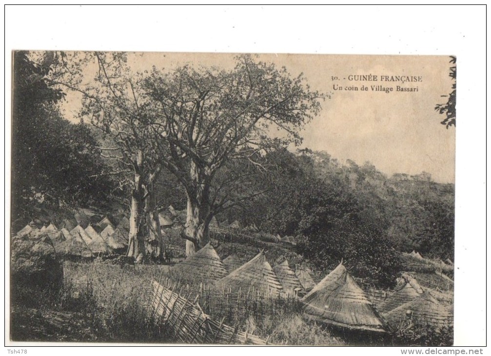 GUINEE FRANCAISE--BASSARI---Un Coin De Village Bassari----voir 2 Scans - Guinée Française