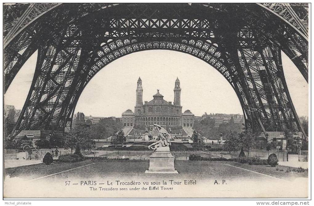 Carte Postale, Paris, Le Trocadéro Vu Sous La Tour Eiffel - Tour Eiffel