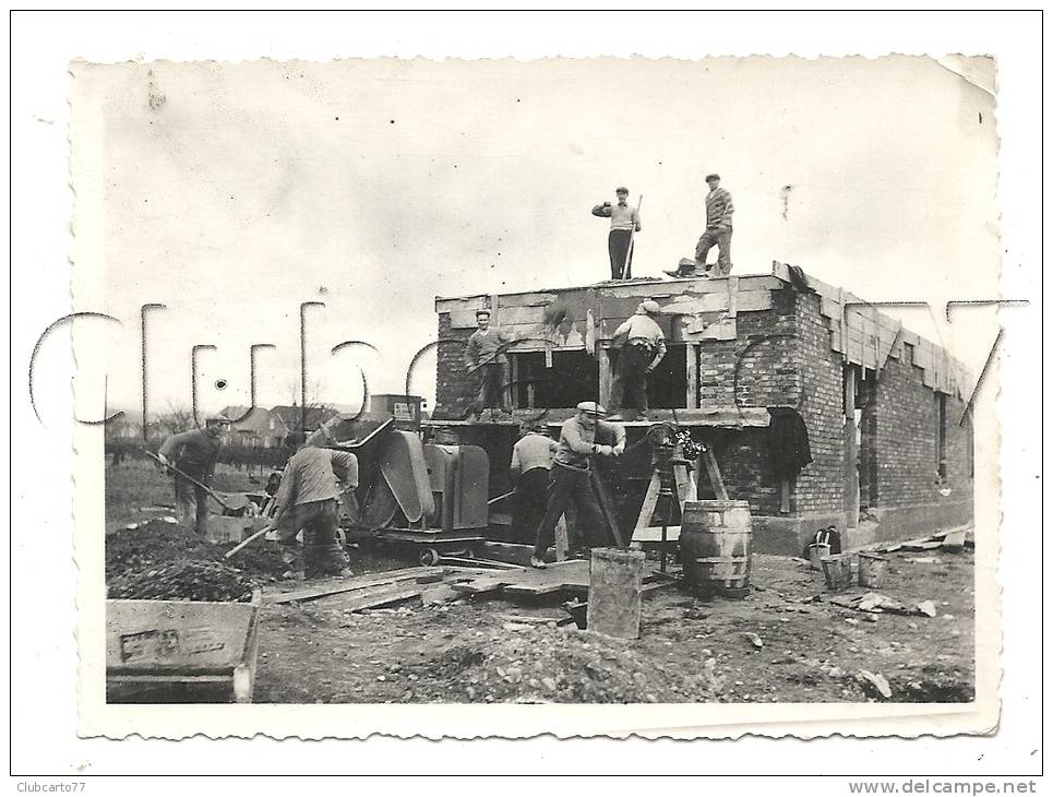 Mouy (60) : Ouvriers Travaillant Sur Chantier De Construction, Peut-être La Gare En 1910 (animée) PHOTOGRAPHIE RARE. - Lieux