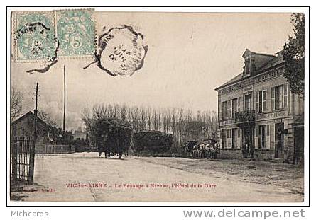 CPA 02 VIC SUR AISNE - Le Passage A Niveau, L Hotel De La Gare - Vic Sur Aisne